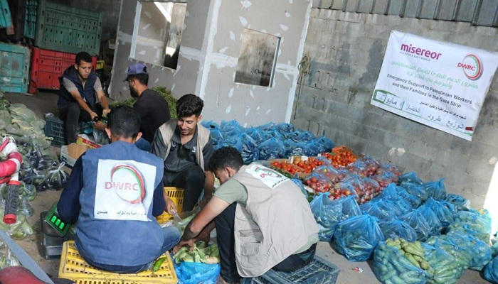 مركز الديمقراطية وحقوق العاملين يوزع الخضروات الطازجة على  الأسرة النازحة في قطاع غزة