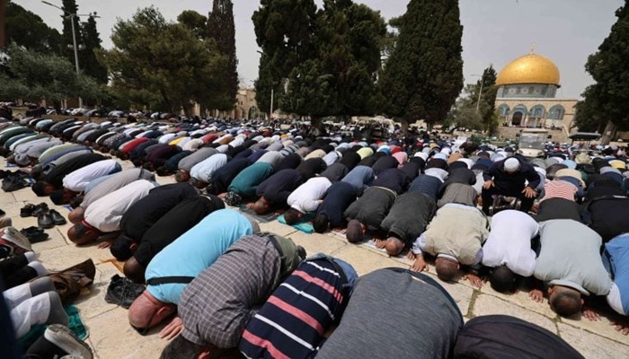 45 ألفا يؤدون صلاة الجمعة في المسجد الأقصى
