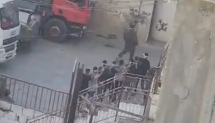 مع استمرار الاقتحام.. الاحتلال يعتقل 12 مواطنا من مخيم الفوار
