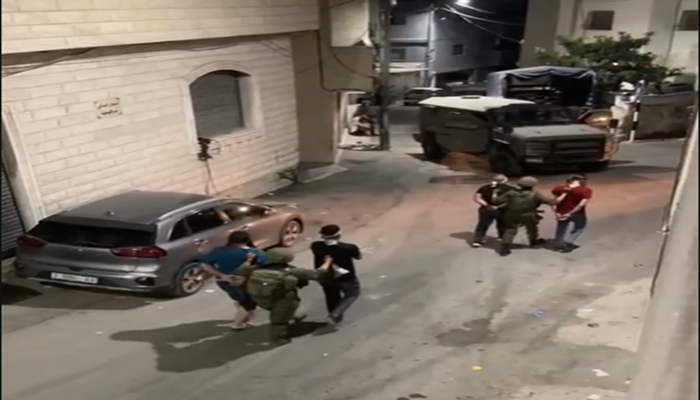 الاحتلال يشن حملة اعتقالات واسعة في مخيم قلنديا طالت أكثر من 20 شابا
