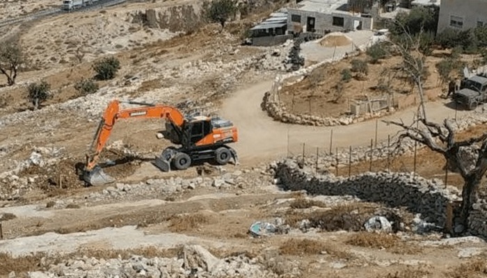الاحتلال يباشر في شق طريق استيطاني في بلدة تقوع جنوب شرق بيت لحم
