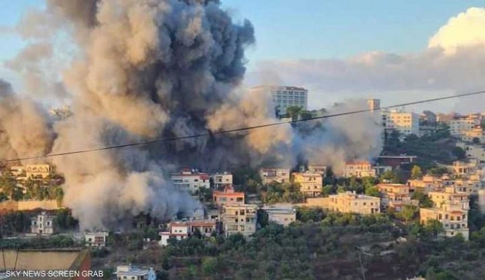 استشهاد 12 شخصا بينهم 7 سوريين بقصف الاحتلال شرق لبنان
