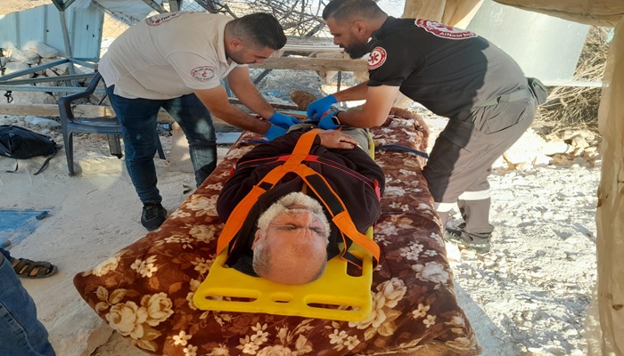 إصابة مسن في اعتداء وحشي نفذه مستوطنون على أهالي خربة أم نير جنوب الخليل
