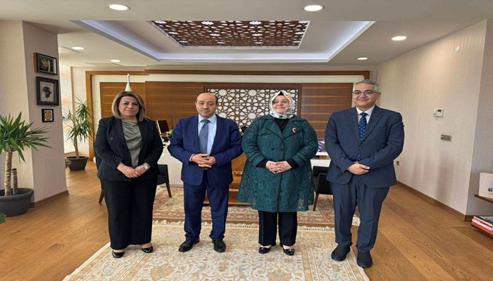 الوزير أبو زيد يعقد