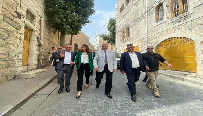 وزير الثقافة ووزيرة العمل يزوران البلدة القديمة بالخليل دعماً لصمود مواطنيها
