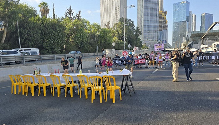 إسرائيليون يغلقون شوارع رئيسية للمطالبة بصفقة وإنهاء حرب غزة
