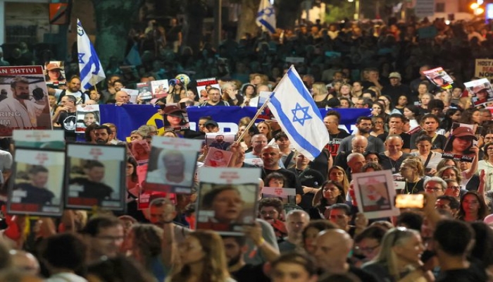 عائلات الأسرى الإسرائيليين تطالب نتنياهو بالكف عن عرقلة صفقة التبادل
