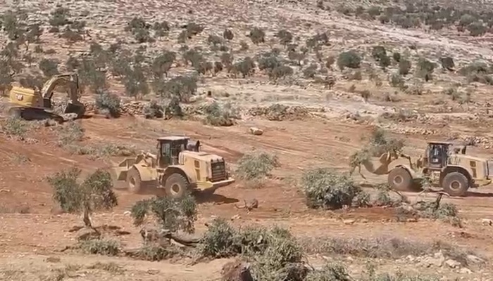الاحتلال يواصل تجريف أراض في قرية المغير
