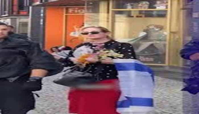 محتجون يهاجمون سياسية