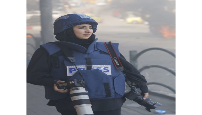 قوات الاحتلال تعتقل صحفية من بلدة بيت أمر بالخليل