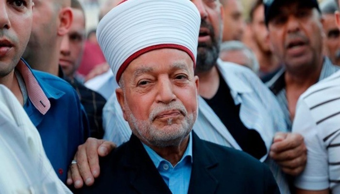 الاحتلال يصدر قرارا بإبعاد مفتي القدس 6 أشهر عن المسجد الأقصى المبارك

