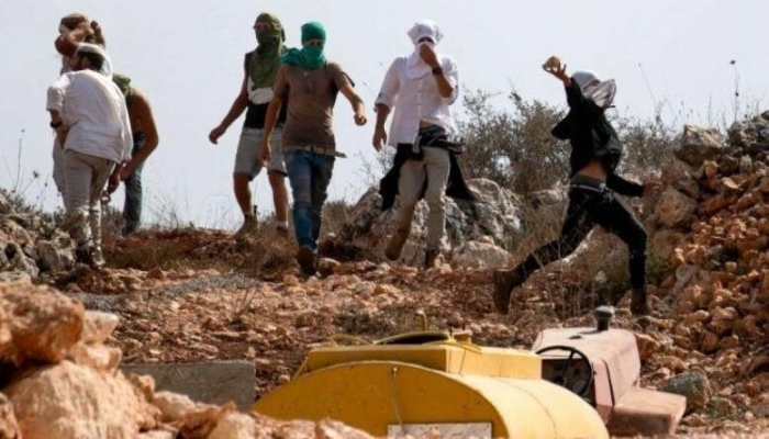 مستعمرون يجبرون عائلتين على الرحيل من تجمع شلال العوجا شمال مدينة اريحا
