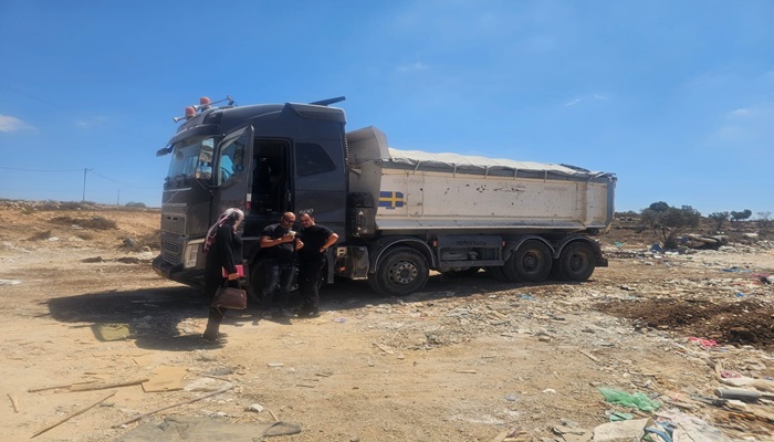 سلطة جودة البيئة: إرجاع ٣ شاحنات محملة بمخلفات إسرائيلية

