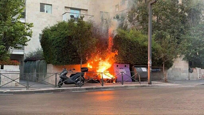 متظاهرون يضرمون النار قبالة منزل نتنياهو: صفقة الآن 

