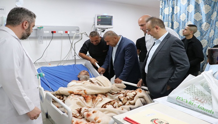 محافظ الخليل يزور جرحى اعتداءات المستوطنين في خلة الضبع 