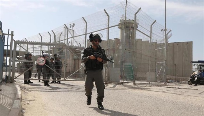 الاحتلال ينصب حواجز عسكرية ويقتحم منازل في القدس