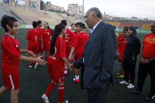 الرجوب يشدد على أهمية تطوير الكرة النسوية الفلسطينية
