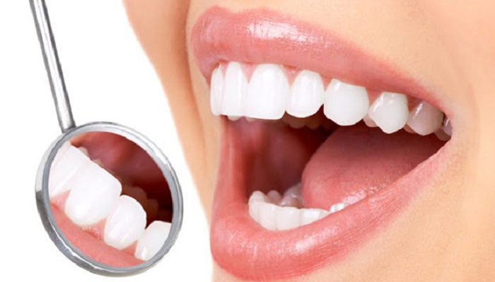 6 طرق لتبييض الأسنان تغنيك عن المعجون

