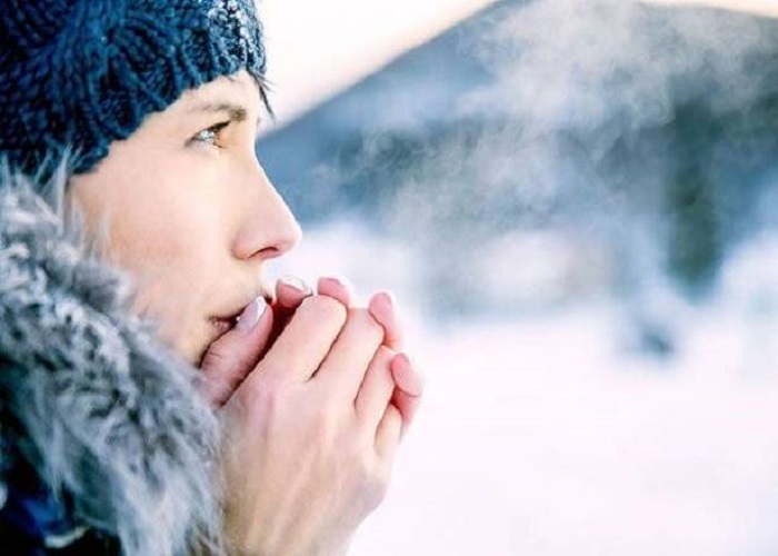 لماذا تشعر المرأة بالبرد أكثر من الرجل؟
