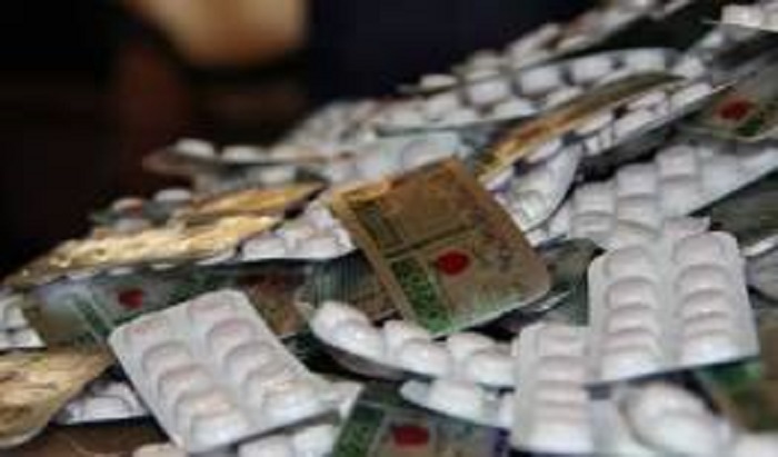 اعتقال أربعة مهربين وضبط 150 عبوة من حبوب 
