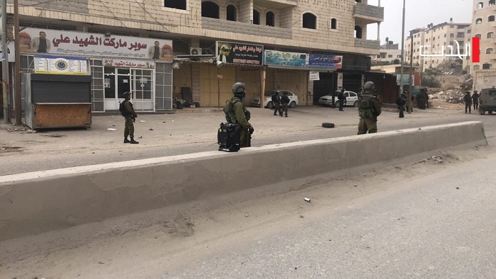 جيش الاحتلال يستخدم جهازا جديداَ في المواجهات الدائرة على حاجز قلنديا (فيديو)