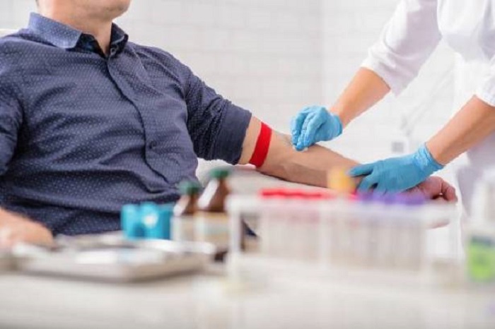 تبرعك بالدم ينقذ المئات.. معلومات قد لا تعرفها عن شروط التبرع

