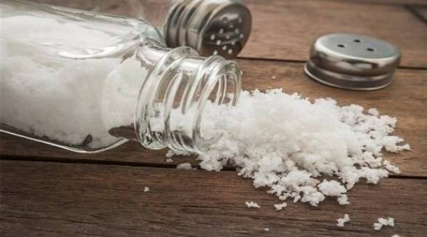 3 أعراض تدل على الإفراط في تناول الملح

