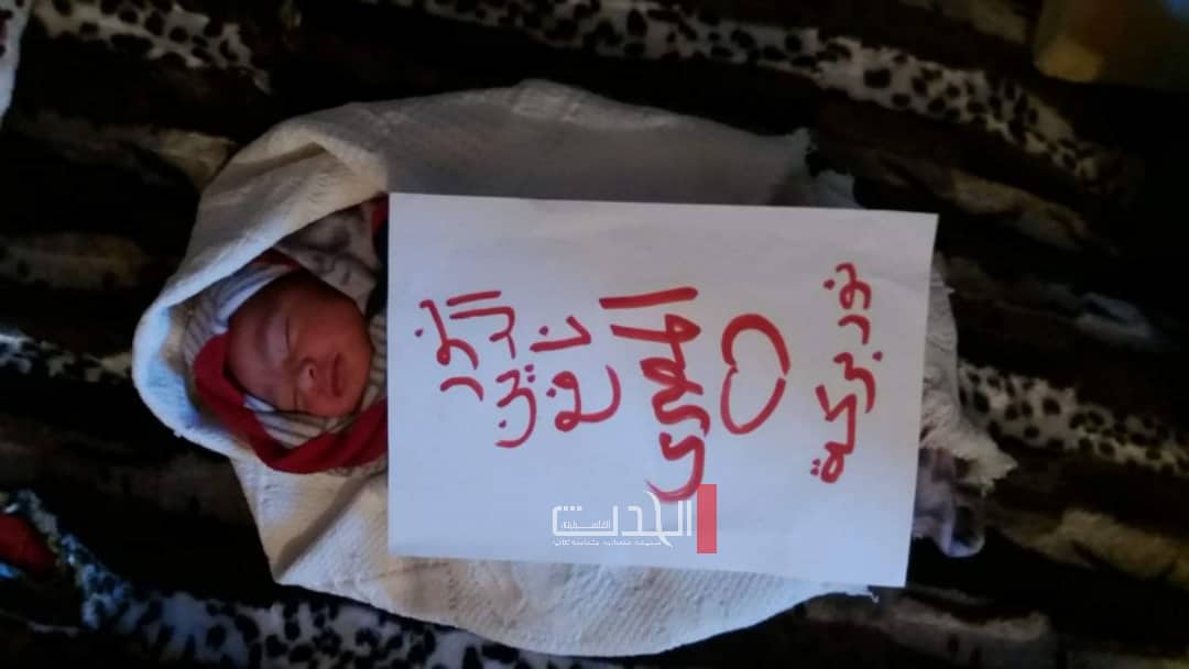 مواطن غزي يرزق بمولود ويطلق عليه اسم نور الدين تيمناً بالقيادي الشهيد بركة (فيديو)

