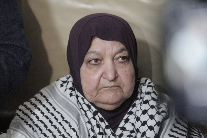 والدة ناصر أبو حميد من خيمة التضامن : هدموا المنزل 100 وحنعمره من جديد (فيديو)

