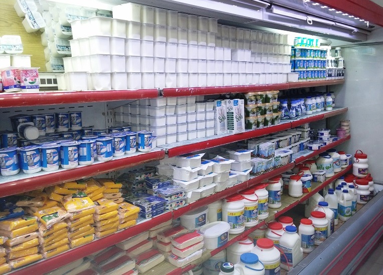 قرار السماح بإدخال المنتجات الإسرائيلية إلى غزة يُثير سخط المواطنين
