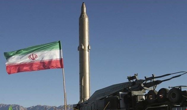 إيران تعرض صاروخا بالستيا جديدا كتب على مقدمته 