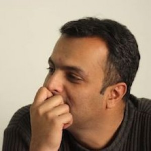 تطريزةٌ بألف طلقة
كتب: