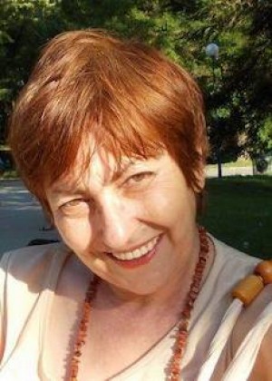 تلوذ الكلماتُ بالصمتِ
غِنْكا