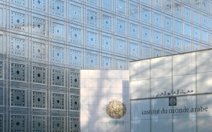 أكثر من 250 قطعة فنية