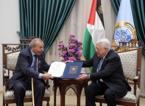 الرئيس يمنح الإعلامي