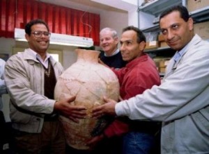 العثور على آنية فخارية