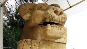 داعش يدمر تمثال الأسد