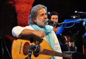 مرسيل خليفة يغني