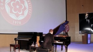 من أجل فلسطين.. عازف