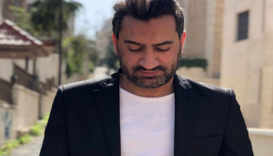 بملابس آشورية قديمة...