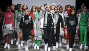 مصمم الأزياء عزيز