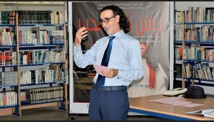 احتاجا على رفض مسرحيته..