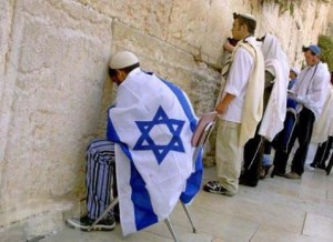 أنظّف الحائط من بكائهم
لـ