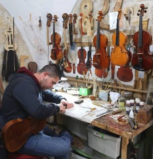 في بيت حجري صغير دائماً